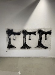 Installation de Noé : trois arbres à l'encre qui coulent sur une bâche